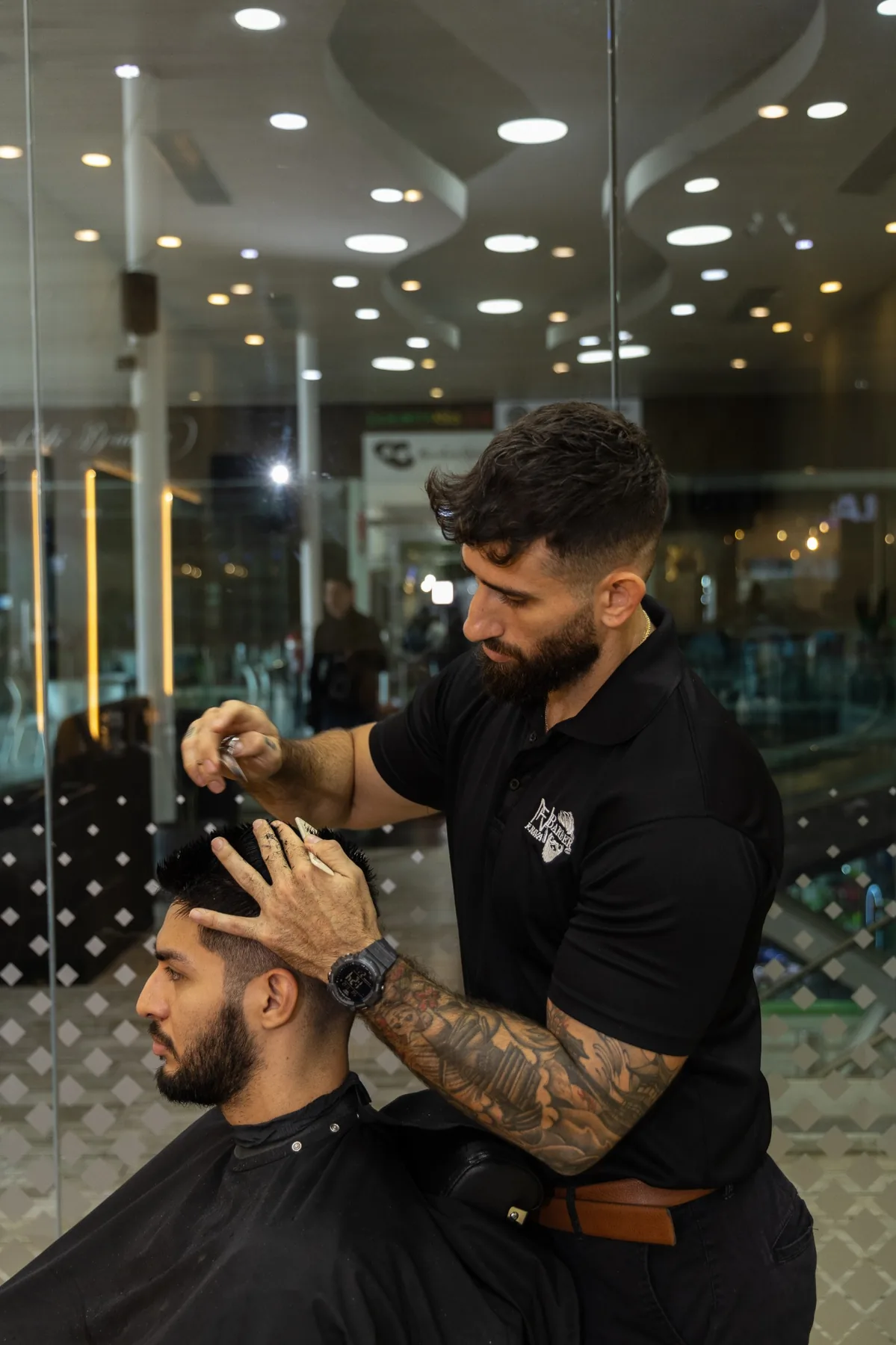 Detalle de técnica profesional de barbería